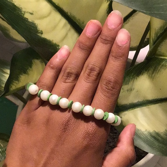 Green preppy themed clay bracelets - Picture 4 of 5